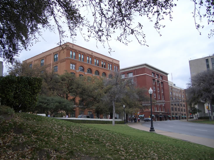 http://www.mikegrehan.com/images/dallas-2006/dallas-grassy-knoll2.jpg